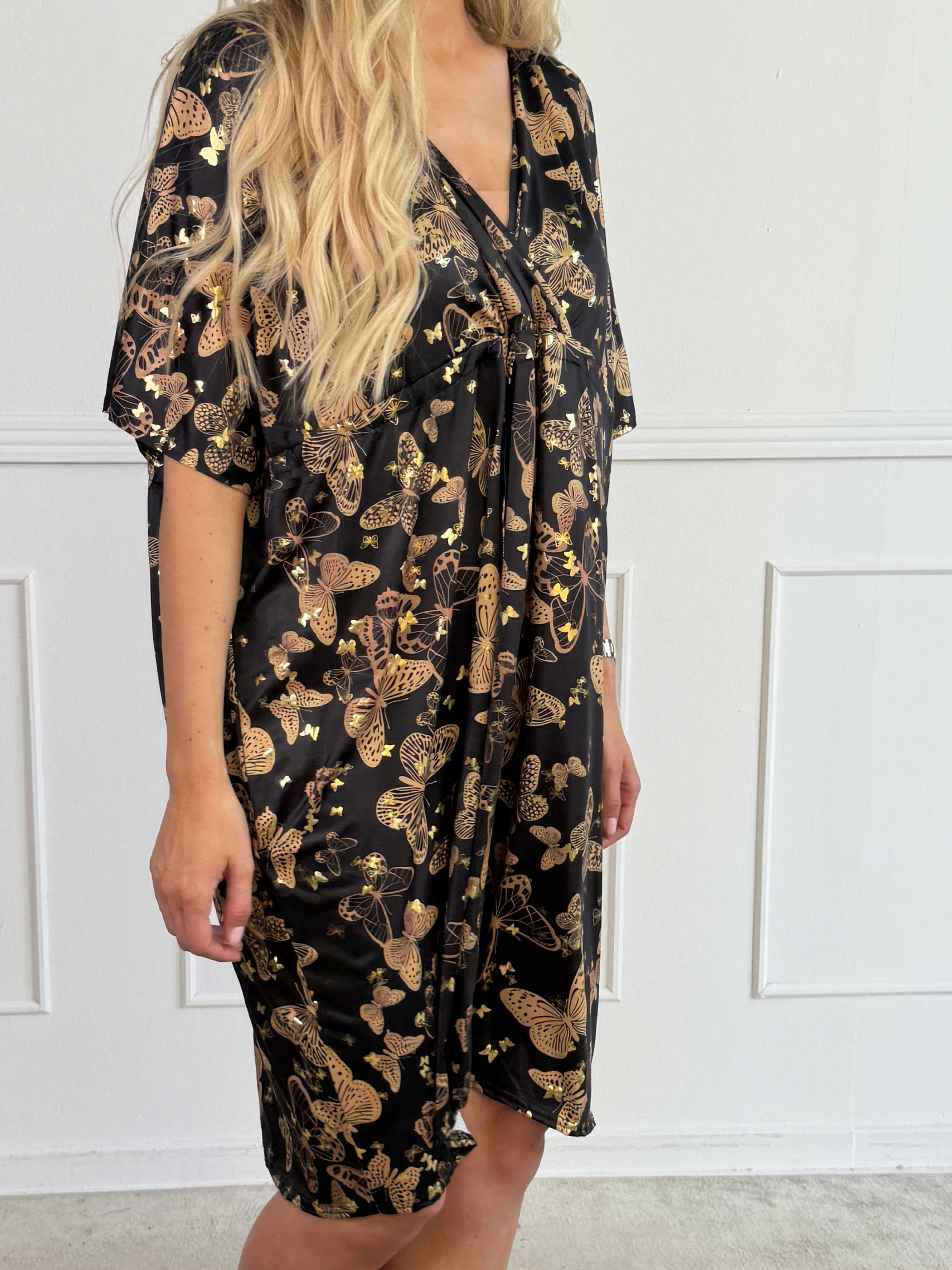Nicolina Butterfly Short - Plus size kjole med sommerfugleprint og snøre under brystet